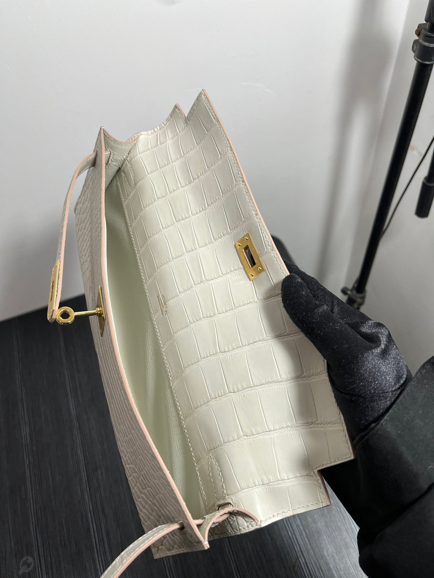 HERMES KELLY CUT 31 IN WHITE SHINNY ALLIGATOR LEATHER WITH GOLD HARDWARE